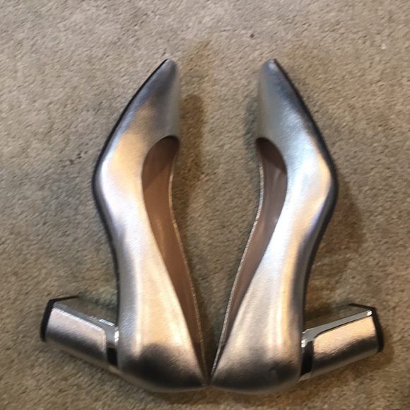 DKNY Elie Silver Leather Upper Closed Toe Pumps with Block Heel-Size 8 - Picture 5 of 9